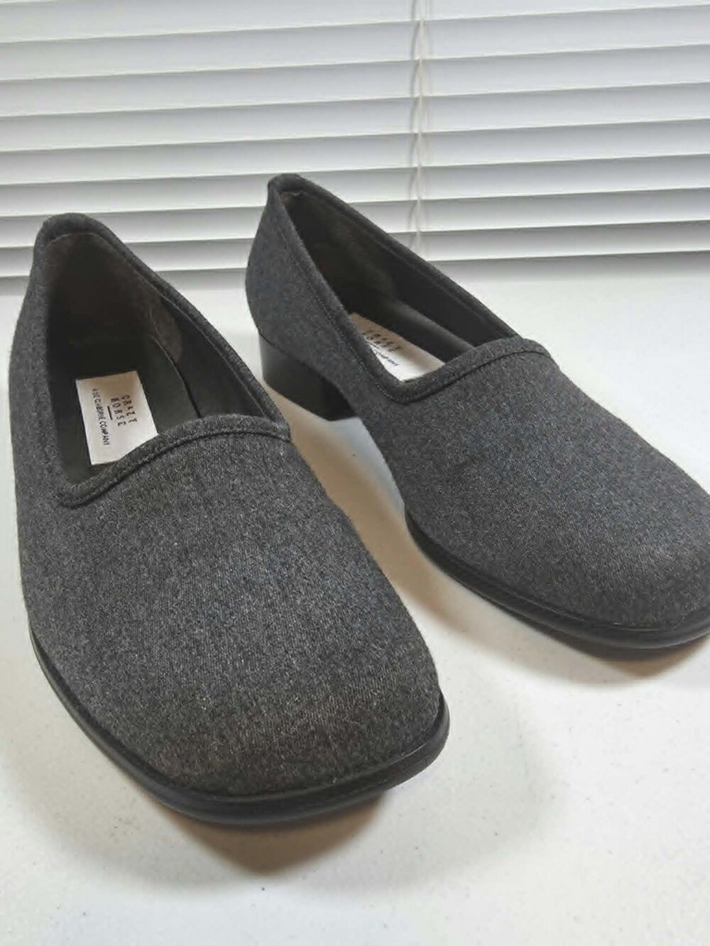 LIZ CLAIBORNE CRAZY HORSE SHOES LOAFERS SLIP ON GRAY FABRIC WOMENS SIZE 8.5